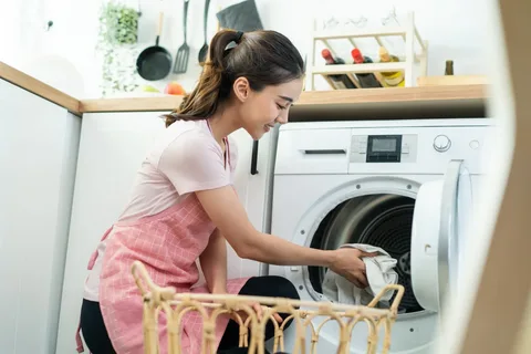 طريقة إزالة البقع الزرقاء من الملابس البيضاء