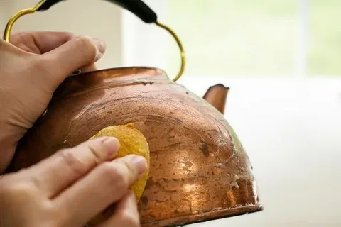 طريقة تنظيف النحاس من الكلس