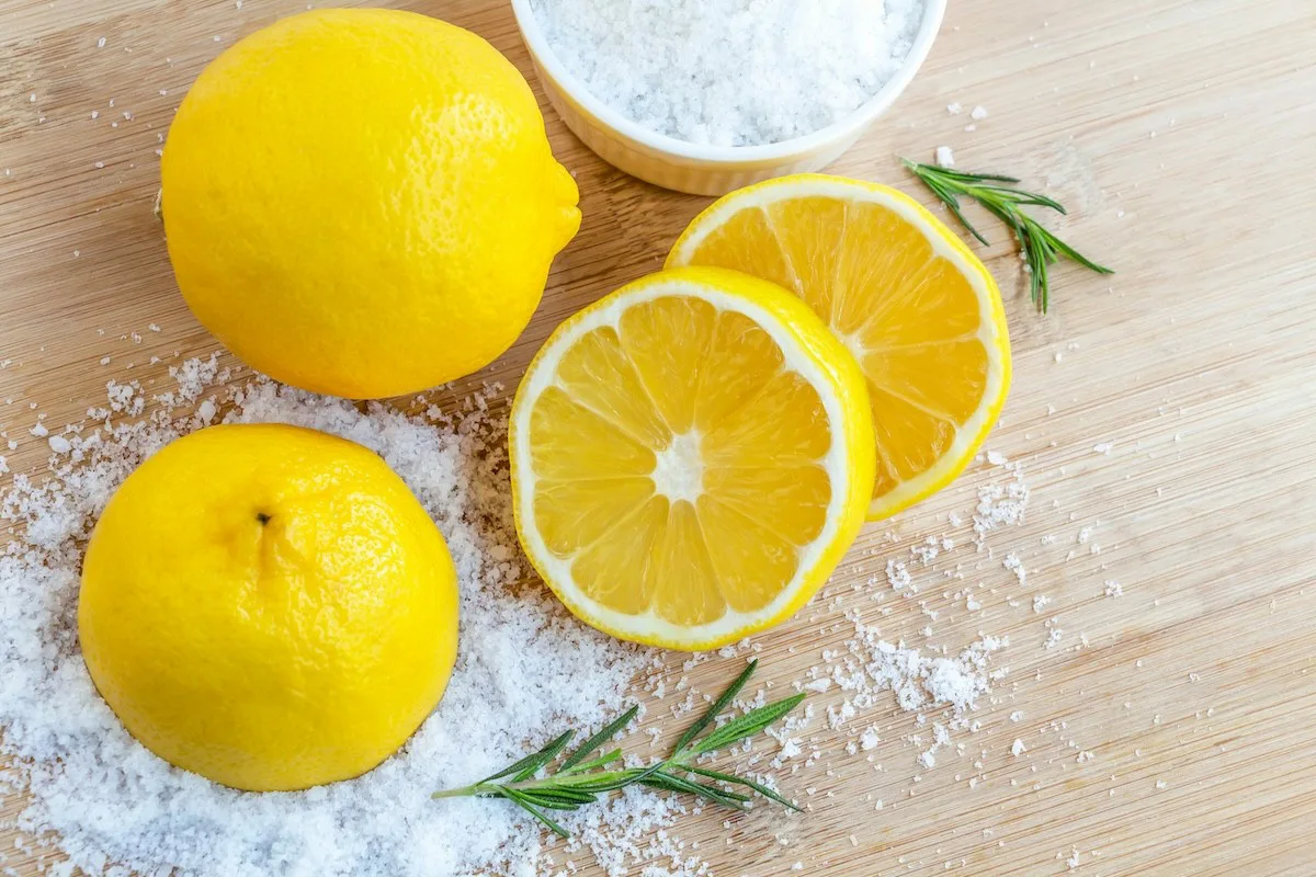 طريقة تنظيف النحاس بملح الليمون