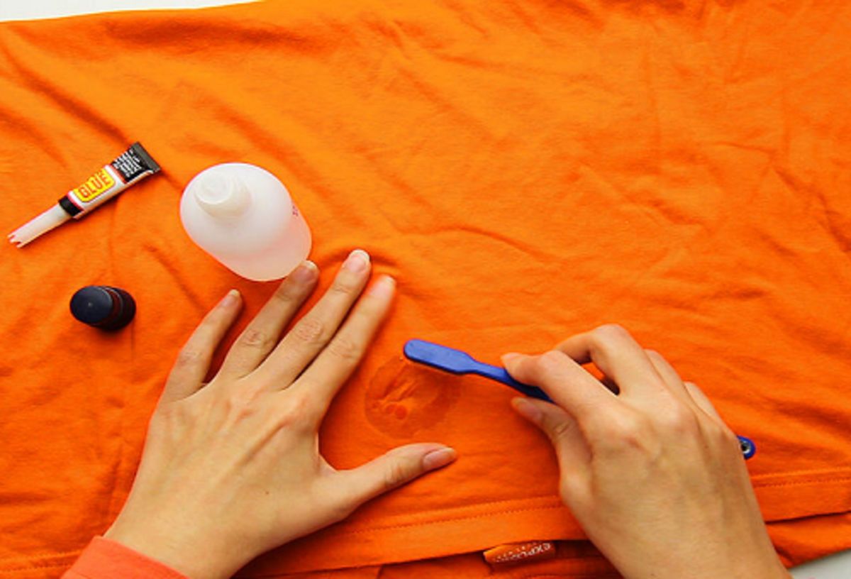 طريقة إزالة السوبر جلو عن الملابس