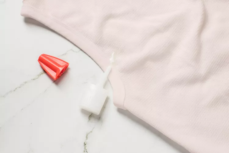 كيفية إزالة الغراء من الملابس