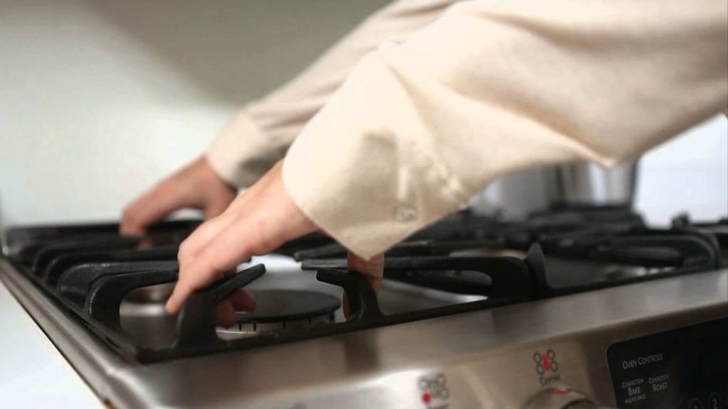 أفضل طريقة لتنظيف عيون الفرن
